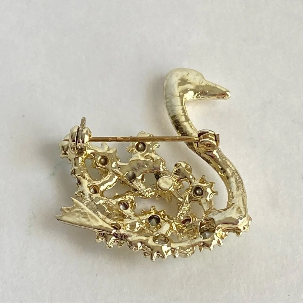 Vintage swan brooch